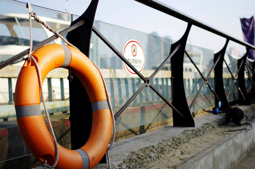 游泳,无人,栏杆,横图,室外,白天,正面,指示牌,上海,中国,亚洲,吊挂,悬挂,阴影,光线,标志,扶手,救生圈,文字,影子,塑料,地面,挂,标识,护栏,一个,蓝色,蓝天,天空,阳光,绳子,塑料制品,游泳圈,天,橙色,充气,单个,绳索,申,救生,黄浦区,东亚,上海市,中华人民共和国,沪,华东地区,泅水,彩图,中山南路,老码头,十六铺码头,shlxx1