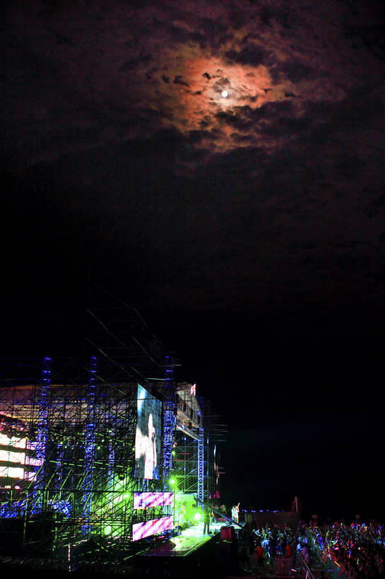 东方人,观众,舞台,竖图,俯视,室外,夜晚,旅游,度假,亚洲,表演,阴影,节日,庆祝,光线,影子,月亮,云,云朵,灯光,月光,许多人,云彩,黄种人,文化,娱乐,扮演,天空,天,一群人,庆典,享受,休闲,放松,唱歌,纪念,明亮,演出,演唱,歌唱,皎洁,音乐节,男人,男性,年轻男性,年轻女性,女人,女性,亚洲人,观赏人员,表演台,半身,彩图,高角度拍摄,shlxx1