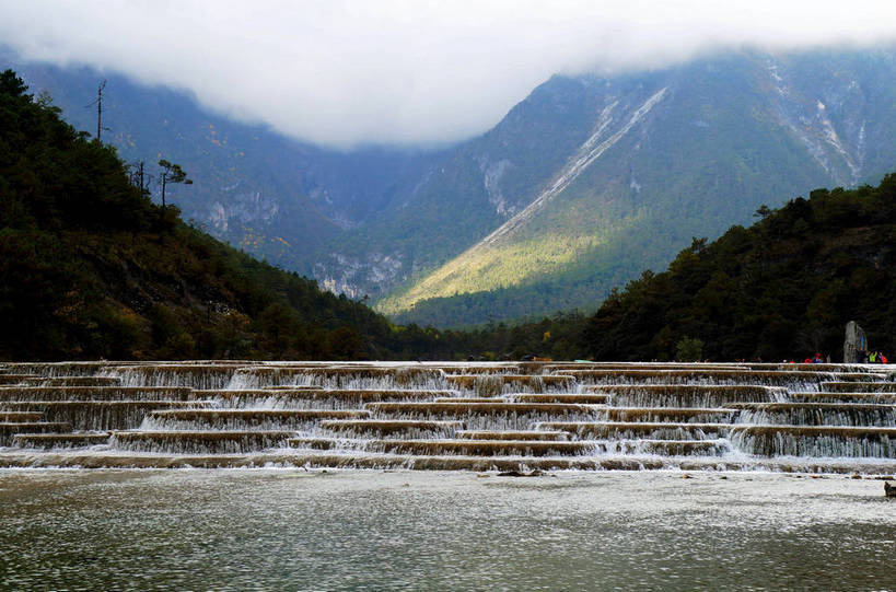 无人,横图,室外,白天,正面,旅游,度假,河流,美景,瀑布,森林,山,树林,水,雪,雪山,植物,雾,大雪,丽江,中国,亚洲,波纹,飞溅,朦胧,模糊,溅,液体,冰,河水,积雪,景观,山峰,水滴,水流,雪景,冬季,冬天,山峦,娱乐,云南,水珠,树,树木,玉龙雪山,绿色,水纹,自然,波浪,享受,休闲,景色,放松,寒冷,生长,成长,迷雾,冰冷,喷洒,自然风光,东亚,云南省,中华人民共和国,西南地区,严寒,冰凉,酷寒,凛冽,凛凛,极冷,滇,丽江市,波石欧鲁,黑白雪山,玉龙纳西族自治县,玉龙山,跌水,大雾,彩图,shlxx1