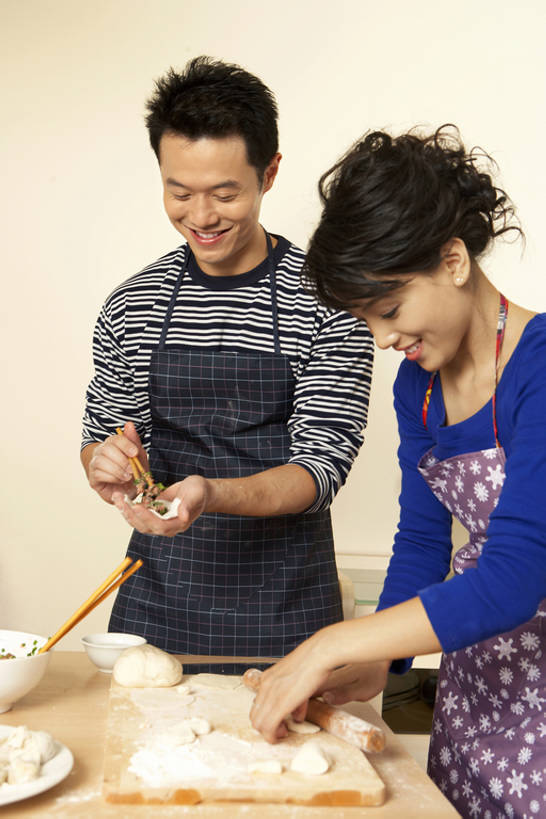 东方人,成年人,两个人,家庭,夫妻,丈夫,妻子,微笑,竖图,室内,白天,正面,家务,快乐,兴奋,幸福,筷子,北京,中国,亚洲,握,准备,围裙,房屋,灶台,公寓,食品,饺子,注视,休闲装,传统,饮食,盘子,碗,中国菜,观察,看,站着,休闲,健康,温暖,温馨,一家人,调情,握着,摄影,观看,协助,和睦,察看,专心,享乐,关注,忙碌,东亚,男人,年轻男性,年轻女性,女人,女性,亚洲人,中国人,年轻人,情侣,烹调,说话,彩图,融洽,家务劳动,bj175