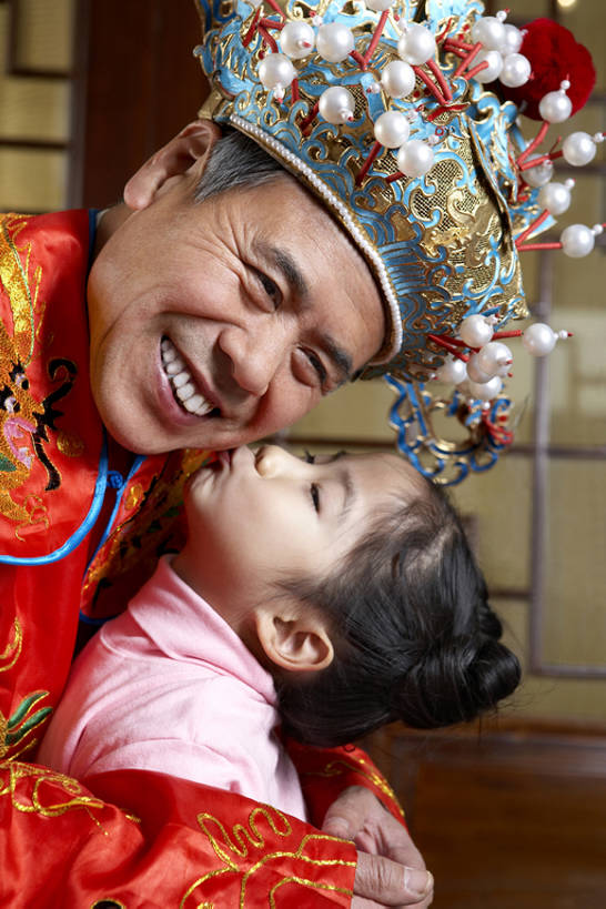 东方人,儿童,老年人,两个人,家庭,祖父母,祖父,客厅,站,笑,微笑,露齿笑,竖图,室内,特写,白天,侧面,快乐,幸福,纯洁,运气,帽子,北京,中国,春节,亚洲,表演,连接,握,丰富,庆祝,头巾,头饰,房屋,公寓,传统,刺激,小孩,发饰,站着,可爱,亲密,童年,童趣,搭,握着,财富,摄影,生长,协助,复杂,起居室,搭着,中国文化,亲情,代表,童真,东亚,烂漫,无邪,陪同,元旦,陪伴,天真,老年男性,男孩,男人,男性,女孩,亚洲人,中国人,孩子,全家福,孙女,闭着眼睛,亲吻,拥抱,站立,半身,彩图,传统服装,欢乐,拜年,男生,传统文化,传统节日,伴随,bj175