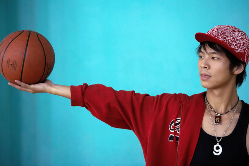 东方人,少年,脸,头,脸颊,一个人,横图,室内,留白,时尚,游戏,运动,信心,城市,北京,中国,亚洲,仅一个男性,仅一个人,伸展,握,黄色背景,棒球帽,竞技运动,篮球运动员,休闲装,肩膀,球,仅一个年轻男性,蓝色,站着,健康,个性,平衡,舒展,握着,摄影,专心,酷,嘻哈,风格,决心,肖像,街头篮球,篮球运动,东亚,体育活动,认真,男人,男性,年轻男性,亚洲人,中国人,年轻人,头部,脸部,脸蛋,面部,张开手臂,彩图,影棚拍摄,摆拍,态度,bj175