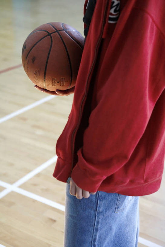 少年,一个人,体育馆,健身房,运动场,竖图,室内,特写,白天,侧面,时尚,游戏,运动,信心,城市,北京,中国,亚洲,仅一个男性,仅一个人,握,球场,竞技运动,篮球运动员,休闲装,体育场,球,仅一个年轻男性,站着,健康,个性,握着,摄影,部分,专心,酷,嘻哈,风格,决心,街头篮球,篮球运动,东亚,运动馆,体育活动,男人,男性,年轻男性,中国人,年轻人,休闲活动,彩图,摆拍,态度,bj175