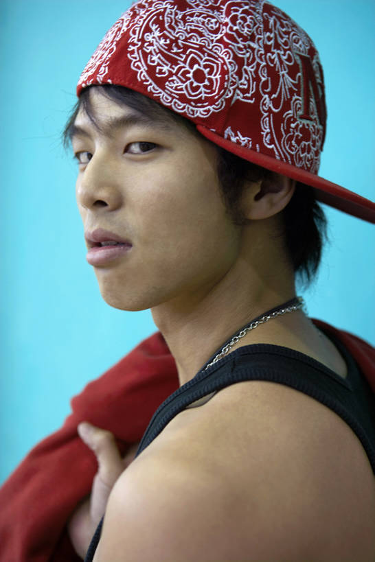 东方人,少年,成年人,脸,头,脸颊,一个人,学生,举,竖图,室内,侧面,时尚,快乐,运动,北京,中国,亚洲,仅一个男性,仅一个人,握,黄色背景,棒球帽,篮球运动员,扭头,注视,休闲装,肩膀,仅一个年轻男性,蓝色,观察,看,手势,托,站着,转头,健康,鸭舌帽,个性,活力,力量,握着,摄影,观看,活动,动作,察看,酷,嘻哈,关注,努力,街头篮球,挑战,篮球运动,东亚,认真,男人,男性,年轻男性,亚洲人,中国人,年轻人,头部,脸部,脸蛋,面部,休闲活动,举起,举手,举着,向上举,向上伸,向上托,彩图,影棚拍摄,打手势,韧性,健身俱乐部,态度,bj175