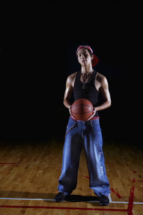 东方人,成年人,健壮,一个人,学生,体育馆,健身房,运动场,竖图,室内,留白,正面,时尚,游戏,快乐,运动,信心,北京,中国,亚洲,仅一个男性,仅一个人,握,棒球帽,球场,投篮,篮球运动员,注视,牛仔裤,休闲装,体育场,球,仅一个年轻男性,观察,看,手势,站着,健康,鸭舌帽,个性,活力,握着,摄影,观看,活动,动作,察看,酷,嘻哈,关注,努力,街头篮球,挑战,篮球运动,东亚,运动馆,男人,男性,年轻男性,亚洲人,中国人,年轻人,休闲活动,彩图,全身,打手势,韧性,健身俱乐部,态度,bj175