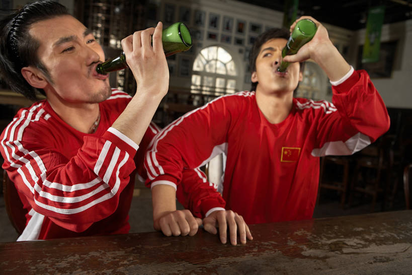 啤酒,东方人,成年人,两个人,酒吧,横图,室内,白天,正面,运动服,制服,时尚,夜生活,快乐,友谊,幸福,热情,运动,竞争,吧台,北京,中国,亚洲,喝,连接,握,服装,并排,折扇,食品,酒类,饮品,娱乐,饮食,刺激,食物,饮料,衣服,红色,靠,靠着,站着,啤酒瓶,个性,活力,握着,摄影,服饰,生活方式,支撑,酷,享乐,衣着,愉悦,穿着,可口,东亚,陪同,爱国主义,衣饰,适口,陪伴,团结,男人,男性,年轻男性,亚洲人,中国人,年轻人,半身,彩图,欢乐,酒馆,运动装,伴随,bj175