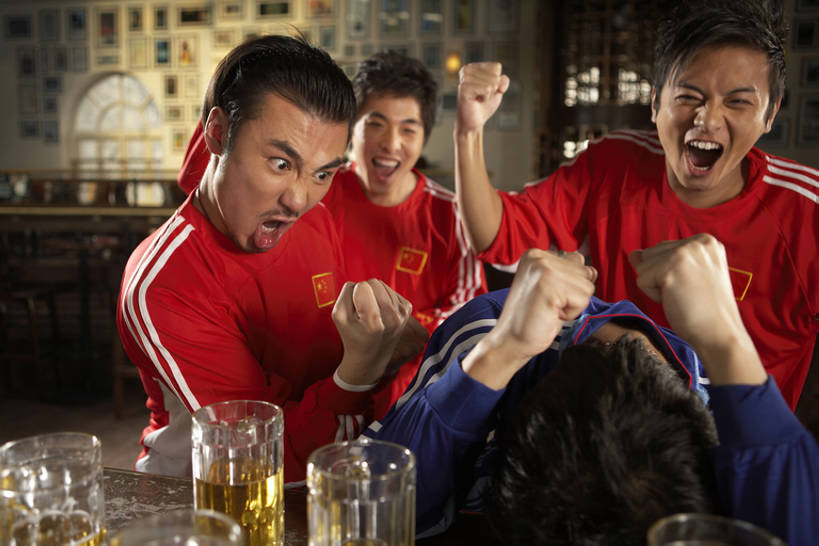 啤酒,东方人,成年人,四个人,酒吧,举,微笑,横图,室内,白天,正面,运动服,制服,时尚,夜生活,快乐,兴奋,失败,友谊,幸福,热情,运动,竞争,吧台,杯子,玻璃,北京,中国,亚洲,喝,连接,服装,欢呼,庆祝,折扇,食品,酒类,饮品,娱乐,饮食,刺激,食物,饮料,衣服,红色,啤酒杯,低头,靠,靠着,托,个性,活力,亲密,摄影,服饰,生活方式,失望,支撑,酷,享乐,击败,衣着,愉悦,穿着,可口,东亚,陪同,爱国主义,挫败,垂头,衣饰,适口,陪伴,获胜,团结,男人,男性,年轻男性,亚洲人,中国人,年轻人,拳头,举起,举手,举着,向上举,向上伸,向上托,半身,彩图,欢乐,酒馆,运动装,伴随,bj175