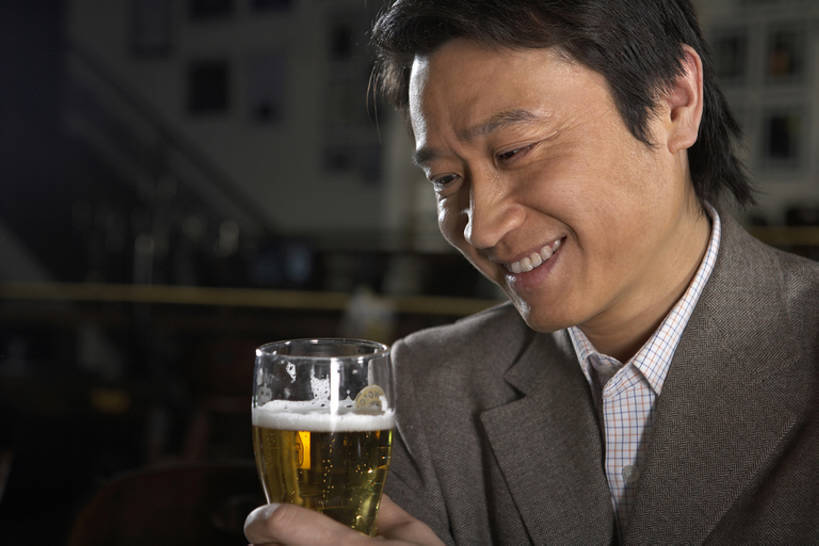 啤酒,东方人,成年人,中年人,老年人,脸,头,脸颊,一个人,商务人士,商务男性,酒吧,笑,微笑,露齿笑,横图,室内,白天,正面,衬衫,商务,快乐,满意,幸福,成功,信心,技术,玻璃,北京,中国,亚洲,仅一个男性,仅一个人,仅一个中年男性,握,套装,正装,食品,酒类,饮品,娱乐,饮食,肩膀,食物,饮料,啤酒杯,职业,握着,摄影,生活方式,技巧,享乐,愉悦,可口,华贵,手艺,商务装,工薪阶层,东亚,技能,技艺,适口,老年男性,男人,男性,中年男性,亚洲人,中国人,头部,脸部,脸蛋,面部,白领,上班族,彩图,衬衣,欢乐,酒馆,妙技,本领,bj175