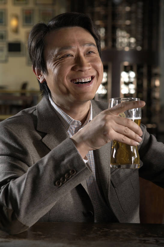 啤酒,东方人,成年人,中年人,老年人,一个人,商务人士,商务男性,酒吧,笑,微笑,露齿笑,竖图,室内,白天,正面,衬衫,商务,快乐,满意,幸福,成功,信心,技术,玻璃,北京,中国,亚洲,仅一个男性,仅一个人,仅一个中年男性,握,套装,正装,食品,酒类,饮品,娱乐,饮食,刺激,食物,饮料,啤酒杯,手势,职业,休闲,放松,握着,摄影,生活方式,技巧,指着,享乐,愉悦,可口,华贵,肖像,手艺,商务装,工薪阶层,东亚,技能,技艺,适口,老年男性,男人,男性,中年男性,亚洲人,中国人,白领,上班族,休闲活动,说话,坐着,半身,彩图,衬衣,欢乐,酒馆,妙技,打手势,本领,bj175