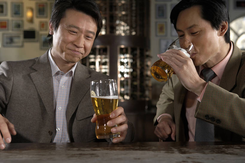 啤酒,东方人,成年人,中年人,老年人,两个人,同事,商务人士,商务男性,酒吧,笑,微笑,露齿笑,横图,室内,白天,正面,衬衫,商务,快乐,通讯,友谊,幸福,成功,合作,团队,集体,信心,技术,玻璃,北京,中国,亚洲,喝,连接,握,套装,正装,并排,食品,酒类,饮品,娱乐,队伍,饮食,食物,饮料,啤酒杯,职业,休闲,放松,亲密,握着,摄影,生活方式,技巧,领导,享乐,愉悦,成就,可口,华贵,手艺,商务装,合伙,领袖,工薪阶层,东亚,陪同,技能,技艺,适口,陪伴,老年男性,亚洲人,中国人,白领,上班族,休闲活动,说话,坐着,半身,彩图,衬衣,欢乐,酒馆,妙技,本领,伴随,bj175