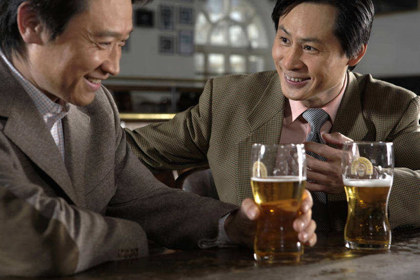 啤酒,东方人,成年人,中年人,老年人,两个人,同事,商务人士,商务男性,酒吧,笑,微笑,露齿笑,横图,室内,白天,侧面,衬衫,商务,快乐,通讯,友谊,幸福,成功,合作,团队,集体,信心,技术,玻璃,北京,中国,亚洲,喝,连接,握,套装,正装,并排,食品,酒类,饮品,娱乐,队伍,饮食,食物,饮料,啤酒杯,职业,休闲,放松,亲密,握着,摄影,生活方式,技巧,领导,享乐,愉悦,成就,可口,华贵,手艺,商务装,合伙,领袖,工薪阶层,东亚,陪同,技能,技艺,适口,陪伴,老年男性,亚洲人,中国人,白领,上班族,休闲活动,说话,坐着,半身,彩图,衬衣,欢乐,酒馆,妙技,本领,伴随,bj175
