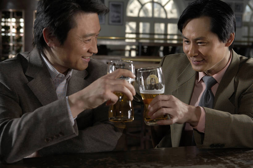 啤酒,东方人,成年人,中年人,老年人,两个人,同事,商务人士,商务男性,酒吧,笑,微笑,露齿笑,横图,室内,白天,正面,衬衫,商务,快乐,通讯,友谊,幸福,成功,合作,团队,集体,信心,技术,玻璃,北京,中国,亚洲,喝,连接,握,套装,正装,并排,食品,酒类,饮品,娱乐,队伍,饮食,食物,饮料,啤酒杯,职业,休闲,面对面,放松,亲密,举杯,握着,摄影,生活方式,技巧,领导,享乐,愉悦,成就,可口,华贵,手艺,商务装,合伙,领袖,工薪阶层,东亚,陪同,技能,技艺,适口,陪伴,老年男性,亚洲人,中国人,白领,上班族,休闲活动,说话,坐着,半身,彩图,衬衣,欢乐,酒馆,妙技,本领,伴随,bj175