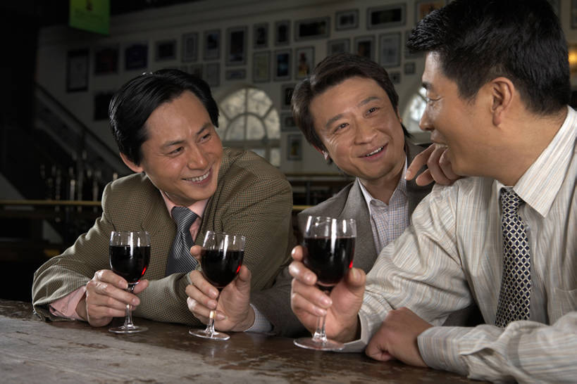 葡萄酒,东方人,成年人,中年人,老年人,三个人,同事,商务人士,商务男性,酒吧,笑,微笑,露齿笑,横图,室内,白天,侧面,衬衫,商务,快乐,通讯,友谊,幸福,成功,合作,团队,集体,信心,技术,吧台,北京,中国,亚洲,喝,握,套装,并排,高脚杯,食品,酒类,饮品,娱乐,队伍,饮食,刺激,食物,饮料,职业,休闲,红葡萄酒,放松,亲密,搭,握着,摄影,生活方式,技巧,领导,享乐,愉悦,葡萄酒杯,成就,搭着,可口,华贵,手艺,商务装,合伙,领袖,工薪阶层,东亚,陪同,技能,技艺,适口,陪伴,老年男性,男人,男性,亚洲人,中国人,白领,上班族,休闲活动,说话,坐着,半身,彩图,衬衣,欢乐,酒馆,妙技,本领,伴随,bj175
