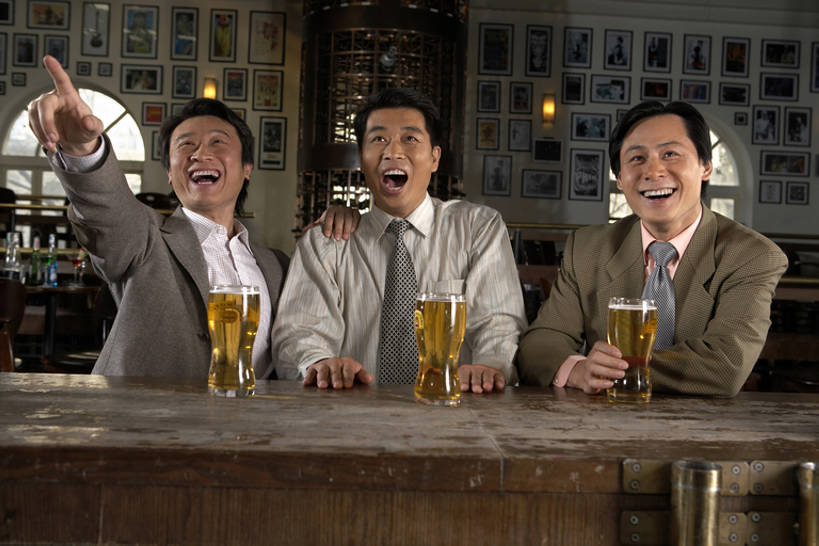 啤酒,东方人,成年人,中年人,老年人,三个人,同事,商务人士,商务男性,酒吧,笑,微笑,横图,室内,白天,正面,衬衫,商务,快乐,兴奋,友谊,幸福,成功,合作,团队,集体,信心,技术,吧台,电视,玻璃,北京,中国,亚洲,喝,套装,欢呼,并排,酒类,注视,娱乐,队伍,饮食,刺激,饮料,啤酒杯,观察,看,向上看,张嘴,职业,亲密,摄影,生活方式,观看,技巧,察看,领导,指着,享乐,愉悦,成就,关注,彩电,华贵,手艺,商务装,合伙,领袖,张大嘴巴,工薪阶层,东亚,陪同,彩色电视机,显像管屏,显像管屏幕,技能,技艺,陪伴,老年男性,男人,男性,亚洲人,中国人,白领,上班族,电视机,张开嘴,坐着,半身,彩图,衬衣,欢乐,酒馆,妙技,本领,伴随,bj175