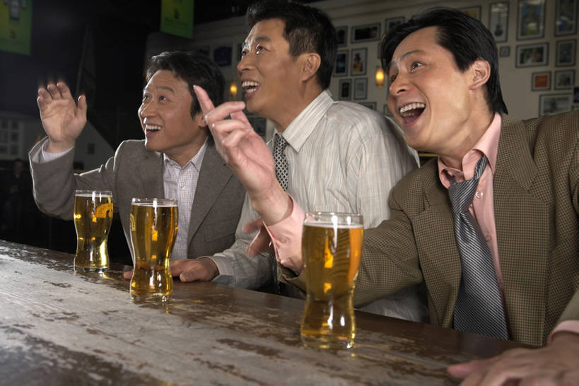 啤酒,东方人,成年人,中年人,老年人,三个人,同事,商务人士,商务男性,酒吧,笑,微笑,横图,室内,白天,侧面,衬衫,商务,快乐,兴奋,友谊,幸福,成功,合作,团队,集体,信心,技术,吧台,电视,玻璃,北京,中国,亚洲,喝,套装,欢呼,并排,酒类,注视,娱乐,队伍,饮食,刺激,饮料,啤酒杯,观察,看,向上看,张嘴,职业,亲密,摄影,生活方式,观看,技巧,察看,领导,指着,享乐,愉悦,成就,关注,彩电,华贵,手艺,商务装,合伙,领袖,张大嘴巴,工薪阶层,东亚,陪同,彩色电视机,显像管屏,显像管屏幕,技能,技艺,陪伴,老年男性,男人,男性,亚洲人,中国人,白领,上班族,电视机,张开嘴,坐着,半身,彩图,衬衣,欢乐,酒馆,妙技,本领,伴随,bj175