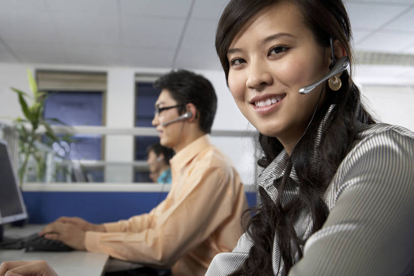 东方人,成年人,两个人,同事,服务员,电话接线员,办公室,笑,打电话,微笑,露齿笑,横图,室内,白天,侧面,商务,快乐,通讯,幸福,成功,合作,团队,集体,信心,电脑,显示器,鼠标,键盘,互联网,技术,城市,北京,中国,亚洲,连接,敲打,握,正装,工作,网络,眼镜,联系,注视,输入,输入设备,通讯设备,队伍,耳机,打字,观察,看,职业,台式电脑,服务,握着,摄影,观看,指导,技巧,点击,协助,支撑,敲击,控制,察看,便利,呼叫中心,领导,享乐,成就,关注,手艺,通信设备,网上冲浪,合伙,领袖,输出设备,东亚,接待员,无线电技术,技能,技艺,按键,计算机,男人,男性,年轻男性,年轻女性,女人,女性,亚洲人,中国人,年轻人,白领,服务生,侍者,说话,坐着,半身,彩图,欢乐,妙技,本领,bj175