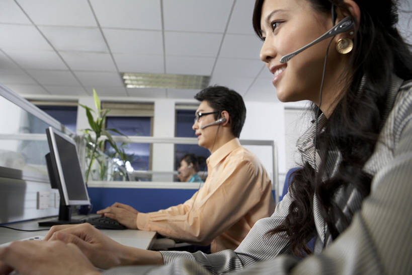 东方人,成年人,两个人,同事,服务员,电话接线员,办公室,笑,打电话,微笑,露齿笑,横图,室内,白天,侧面,商务,快乐,通讯,幸福,成功,合作,团队,集体,信心,电脑,显示器,鼠标,键盘,互联网,技术,城市,北京,中国,亚洲,一排,连接,敲打,握,整齐,工作,网络,眼镜,联系,输入,输入设备,通讯设备,队伍,排列,耳机,打字,职业,台式电脑,服务,握着,摄影,指导,技巧,点击,协助,支撑,敲击,控制,便利,呼叫中心,领导,享乐,成就,队列,手艺,通信设备,网上冲浪,合伙,领袖,输出设备,东亚,接待员,无线电技术,技能,技艺,按键,计算机,男人,男性,年轻男性,年轻女性,女人,女性,亚洲人,中国人,年轻人,白领,服务生,侍者,说话,坐着,半身,彩图,欢乐,妙技,本领,bj175