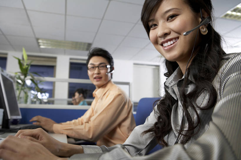 东方人,成年人,两个人,同事,服务员,电话接线员,办公室,笑,打电话,微笑,露齿笑,横图,室内,白天,侧面,商务,快乐,通讯,幸福,成功,合作,团队,集体,信心,电脑,显示器,鼠标,键盘,互联网,技术,城市,北京,中国,亚洲,连接,敲打,握,正装,工作,网络,眼镜,联系,注视,输入,输入设备,通讯设备,队伍,耳机,打字,观察,看,职业,台式电脑,服务,握着,摄影,观看,指导,技巧,点击,协助,支撑,敲击,控制,察看,便利,呼叫中心,领导,享乐,成就,关注,手艺,通信设备,网上冲浪,合伙,领袖,输出设备,东亚,接待员,无线电技术,技能,技艺,按键,计算机,男人,男性,年轻男性,年轻女性,女人,女性,亚洲人,中国人,年轻人,白领,服务生,侍者,说话,坐着,半身,彩图,欢乐,妙技,本领,bj175