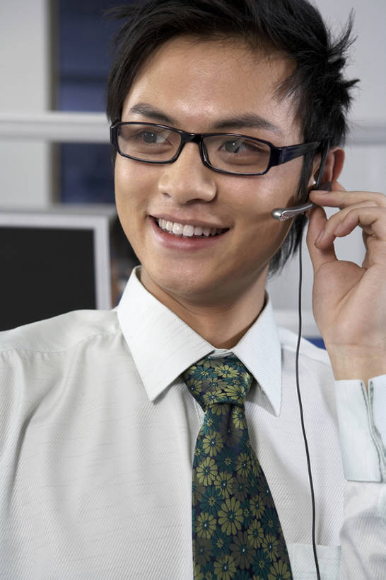 东方人,成年人,脸,头,脸颊,一个人,服务员,电话接线员,办公室,笑,打电话,微笑,露齿笑,竖图,室内,白天,正面,衬衫,商务,快乐,通讯,幸福,成功,信心,电脑,显示器,鼠标,键盘,互联网,技术,城市,北京,中国,亚洲,仅一个男性,仅一个人,连接,敲打,握,工作,网络,领结,眼镜,领带,联系,输入,输入设备,通讯设备,肩膀,仅一个年轻男性,耳机,打字,职业,台式电脑,服务,握着,摄影,指导,技巧,点击,协助,支撑,敲击,控制,便利,呼叫中心,享乐,象征,庄重,手艺,通信设备,身份,网上冲浪,输出设备,东亚,正式,地位,接待员,无线电技术,技能,技艺,按键,计算机,男人,男性,年轻男性,亚洲人,中国人,年轻人,头部,脸部,脸蛋,面部,白领,服务生,侍者,说话,坐着,彩图,衬衣,欢乐,妙技,本领,bj175