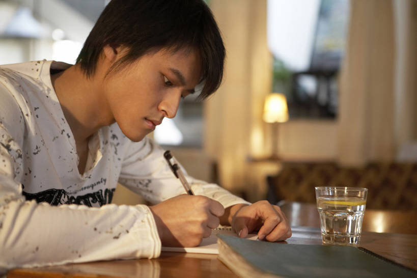 东方人,一个人,学生,横图,室内,白天,侧面,笔记本电脑,水,窗户,桌子,北京,中国,亚洲,仅一个男性,仅一个人,握,写,工作,注视,休闲装,练习本,书桌,饮食,水笔,灯,仅一个年轻男性,观察,看,放松,握着,摄影,观看,察看,专心,关注,咖啡店,东亚,年轻男性,亚洲人,中国人,年轻人,大学生,坐着,半身,彩图,餐馆,咖啡馆,bj175