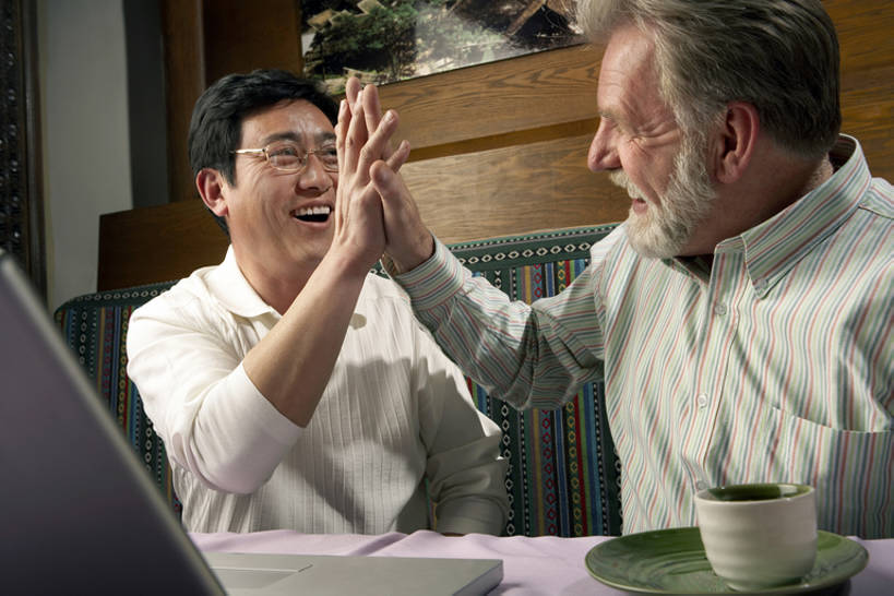 东方人,成年人,中年人,老年人,胡须,两个人,同事,商务人士,商务男性,笑,微笑,露齿笑,横图,室内,侧面,衬衫,吃饭,商务,讨论,通讯,友谊,幸福,骄傲,成功,合作,团队,集体,信心,笔记本电脑,餐桌,茶,桌子,杯子,北京,中国,亚洲,击掌,套装,欢呼,庆祝,会议,饭厅,食品,联系,听,现代,队伍,饮食,装饰物,茶馆,中国菜,看,手势,摄影,领导,解释,成就,商务装,合伙,领袖,工薪阶层,东亚,热饮,无线电技术,团结,计算机,老年男性,男人,男性,白种人,亚洲人,中国人,胡子,络腮胡,白领,上班族,茶杯,说话,坐着,半身,彩图,衬衣,餐馆,办公室职员,打手势,好消息,bj175