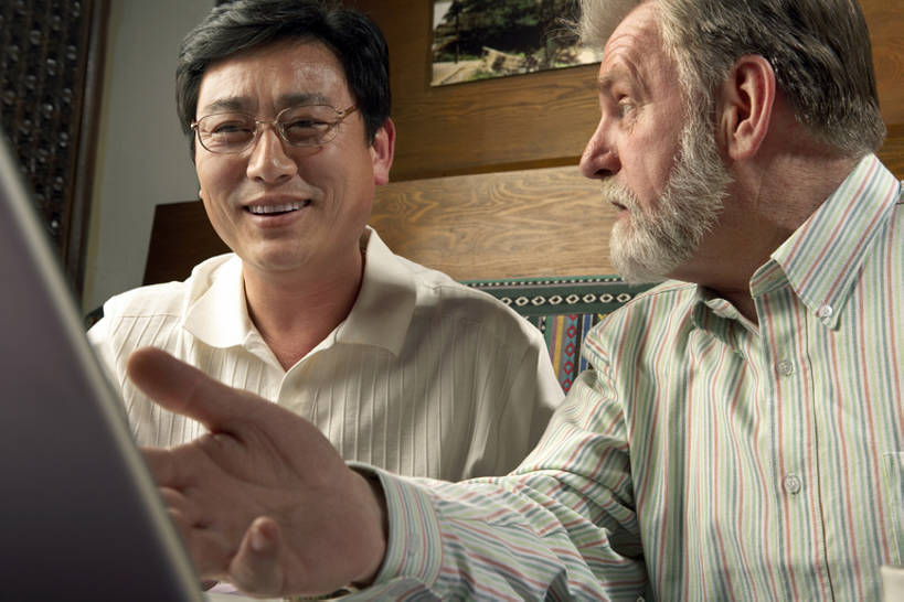 东方人,成年人,中年人,老年人,手,胡须,两个人,同事,商务人士,商务男性,笑,微笑,露齿笑,横图,室内,正面,仰视,衬衫,吃饭,商务,讨论,通讯,友谊,幸福,成功,合作,团队,集体,信心,笔记本电脑,餐桌,桌子,北京,中国,亚洲,敲打,套装,会议,饭厅,联系,听,输入,现代,队伍,茶馆,打字,看,手势,摄影,点击,敲击,领导,解释,成就,商务装,合伙,领袖,工薪阶层,东亚,无线电技术,认真,按键,计算机,老年男性,男人,男性,白种人,亚洲人,中国人,胡子,络腮胡,白领,上班族,茶杯,说话,坐着,半身,彩图,低角度拍摄,衬衣,餐馆,办公室职员,打手势,bj175