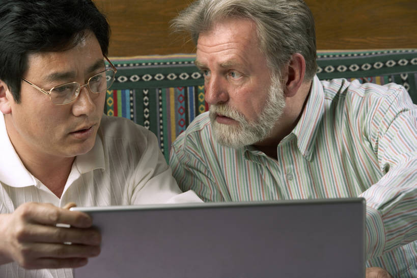 东方人,成年人,中年人,老年人,胡须,两个人,同事,商务人士,商务男性,横图,室内,正面,衬衫,吃饭,商务,讨论,通讯,友谊,成功,合作,团队,集体,信心,笔记本电脑,餐桌,北京,中国,亚洲,敲打,套装,会议,饭厅,食品,联系,听,输入,现代,队伍,茶馆,中国菜,打字,看,手势,摄影,点击,敲击,领导,解释,成就,商务装,网上冲浪,合伙,领袖,工薪阶层,东亚,无线电技术,认真,按键,计算机,老年男性,男人,男性,白种人,亚洲人,中国人,胡子,络腮胡,白领,上班族,茶杯,说话,坐着,半身,彩图,衬衣,餐馆,办公室职员,打手势,bj175