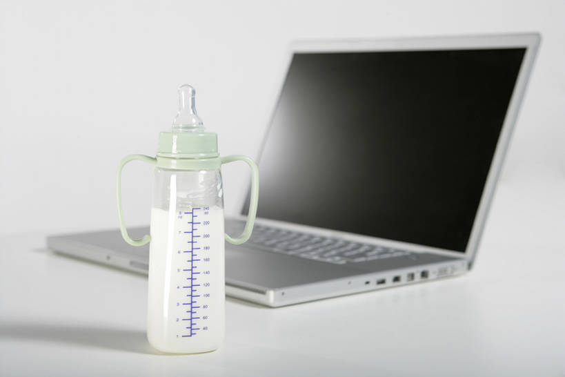 无人,办公室,横图,白天,留白,白色背景,通讯,纯洁,笔记本电脑,技术,静物,亚洲,瓷器,奶瓶,饮食,两个,白色,牛奶瓶,瓶子,容器,童年,奶嘴,婴儿用品,储藏,风格,愉悦,储存,反差,比例,东亚,北京市,无线电技术,计算机,年轻人,彩图,影棚拍摄,贮存,一见钟情,bj175