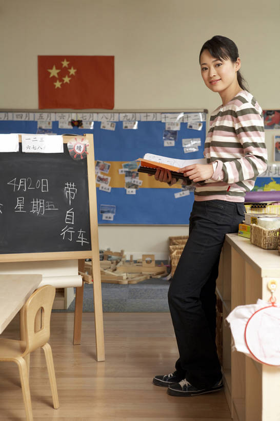 东方人,成年人,一个人,教师,学校,微笑,竖图,室内,白天,侧面,幸福,北京,中国,亚洲,仅一个年轻女性,仅一个女性,仅一个人,握,准备,教育,注视,休闲装,练习本,黑板,观察,教,看,站着,职业,教室,独立,汉字,握着,幼儿园,摄影,观看,察看,知识,关爱,关注,肖像,中国国旗,东亚,年轻女性,女人,女性,亚洲人,中国人,年轻人,书,彩图,全身,bj175