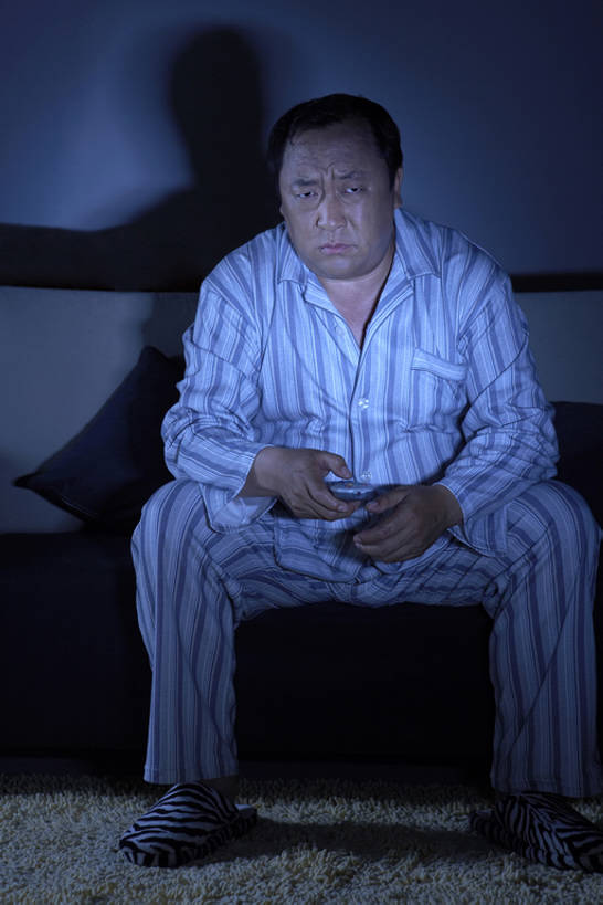 东方人,成年人,中年人,老年人,头发,一个人,家庭,客厅,推,竖图,室内,夜晚,正面,兴奋,寂寞,运动,竞争,地毯,沙发,电视,国旗,北京,中国,亚洲,仅一个男性,仅一个人,仅一个中年男性,握,睡衣,沮丧,房屋,公寓,注视,娱乐,刺激,黑色,拖鞋,遥控器,观察,看,休闲,疲倦,温暖,温馨,一家人,凝视,握着,摄影,生活方式,观看,支撑,和睦,察看,疾病,疲劳,午夜,专心,起居室,挑选,疲惫,忧虑,关注,运送,彩电,痛苦,问题,私密,困乏,东亚,疲乏,彩色电视机,显像管屏,显像管屏幕,委顿,疲困,疲顿,疲钝,倦怠,怠倦,信任,老年男性,男人,男性,中年男性,亚洲人,中国人,电视机,坐着,彩图,全身,融洽,失眠症,bj175