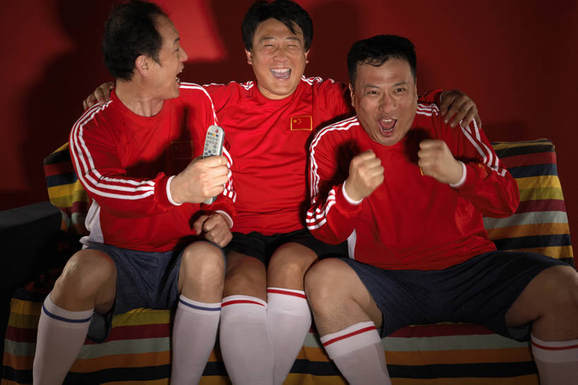 东方人,成年人,中年人,老年人,三个人,家庭,客厅,笑,微笑,露齿笑,横图,室内,夜晚,正面,运动服,讨论,快乐,满意,通讯,兴奋,自由,友谊,幸福,热情,分享,成功,运动,竞争,沙发,电视,国旗,北京,中国,亚洲,连接,握,短裤,服装,欢呼,并排,毯子,房屋,公寓,酒类,T恤,大喊,注视,袜子,刺激,衣服,遥控器,观察,看,张嘴,休息,休闲,温暖,温馨,一家人,放松,活力,决定,亲密,搭,凝视,握着,摄影,服饰,生活方式,观看,希望,惊奇,幽默,支撑,和睦,察看,午夜,专心,起居室,酷,享乐,衣着,愉悦,成就,穿着,搭着,关注,运送,中国文化,彩电,爱好,私密,张大嘴巴,中国国旗,东亚,陪同,爱国主义,彩色电视机,显像管屏,显像管屏幕,衣饰,神迹,贡献,陪伴,无忧无虑,能力,获胜,团结,信任,足球运动,老年男性,男人,男性,中年男性,亚洲人,中国人,拳头,电视机,张开嘴,休闲活动,说话,拥抱,坐着,彩图,喝醉,融洽,运动装,精力,伴随,醉,bj175