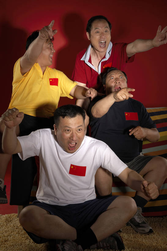 东方人,成年人,中年人,老年人,秃头,四个人,家庭,客厅,举,笑,微笑,露齿笑,竖图,室内,夜晚,正面,运动服,运动鞋,快乐,满意,通讯,兴奋,自由,友谊,幸福,热情,分享,成功,运动,竞争,地毯,沙发,电视,国旗,北京,中国,亚洲,连接,短裤,服装,欢呼,毯子,房屋,公寓,酒类,T恤,大喊,注视,袜子,刺激,衣服,观察,看,托,张嘴,休息,休闲,温暖,温馨,一家人,活力,决定,凝视,摄影,服饰,生活方式,观看,希望,惊奇,幽默,支撑,和睦,察看,专心,起居室,指着,享乐,衣着,愉悦,成就,穿着,关注,中国文化,彩电,爱好,激励,私密,张大嘴巴,中国国旗,东亚,陪同,爱国主义,彩色电视机,显像管屏,显像管屏幕,衣饰,神迹,贡献,陪伴,无忧无虑,能力,获胜,信任,足球运动,老年男性,男人,男性,中年男性,亚洲人,中国人,拳头,电视机,张开嘴,休闲活动,举起,举手,举着,盘着腿坐,向上举,向上伸,向上托,坐着,彩图,全身,喝醉,融洽,运动装,精力,伴随,醉,bj175