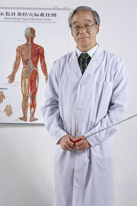 东方人,成年人,老年人,头发,一个人,医生,办公室,医院,微笑,竖图,室内,正面,工作服,制服,信心,技术,北京,中国,亚洲,仅一个男性,仅一个人,握,药,科学,医学,图表,眼镜,领带,教育,图像,注视,文化,传统,海报,白色,模型,观察,看,站着,仅一个老年男性,医护人员,医疗人员,职业,概念,健康,治疗,服务,握着,保健,摄影,观看,技巧,希望,经络,支撑,权威,察看,医疗,疾病,穴位,专心,解剖,工作室,关注,中国文化,肖像,手艺,针灸,调和,中医,东亚,实验服,医治,外科医生,疏通,责任,技能,技艺,灸法,针法,中医学,老年男性,男人,男性,亚洲人,中国人,大夫,彩图,影棚拍摄,描述,妙技,剖解,传统文化,本领,门诊部,bj175