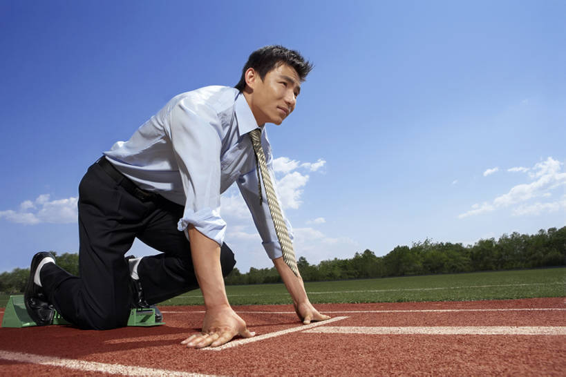 东方人,成年人,一个人,商务人士,运动员,商务男性,起跑线,蹲,跑,横图,室外,白天,留白,侧面,衬衫,锻炼,商务,快乐,自由,成功,比赛,运动,信心,竞争,技术,赛跑,太阳,鞋子,北京,日光,中国,亚洲,仅一个男性,仅一个人,弯腰,准备,套装,正装,跑道,球场,领带,竞技运动,注视,娱乐,起跑架,体育场,草,树,仅一个年轻男性,蓝色,蓝天,天空,观察,看,职业,休闲,健康,放松,活力,力量,摄影,块状,观看,技巧,希望,迅速,察看,敏捷,体育运动,关注,决心,手艺,商务装,田径运动,挑战,工薪阶层,东亚,坚持,技能,技艺,开端,体育,男人,男性,年轻男性,亚洲人,中国人,年轻人,白领,上班族,休闲活动,体育运动员,运动选手,跪着,彩图,全身,衬衣,健身,径赛,妙技,本领,韧性,bj175