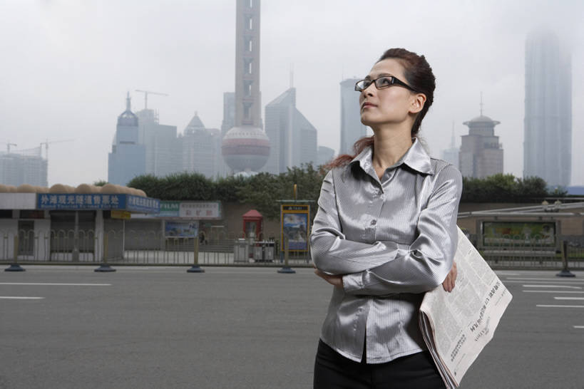 东方人,成年人,中年人,一个人,商务人士,商务男性,商务女性,银行,停车场,双手交叉,横图,室外,白天,留白,正面,衬衫,度假,商务,快乐,幸福,成功,信心,笔记本电脑,技术,美景,车库,城市风光,城市,街道,报纸,上海,中国,亚洲,仅一个男性,仅一个女性,仅一个人,仅一个中年男性,套装,服装,标志,景观,人行道,塔,娱乐,现代,衣服,外滩,向上看,站着,仅一个中年女性,职业,享受,休闲,景色,放松,运输,摄影,建造,服饰,技巧,希望,污染,双手抱胸,享乐,衣着,穿着,都市风光,手艺,商务装,足,想象,工薪阶层,东亚,衣饰,技能,技艺,认真,计算机,女人,女性,中年女性,亚洲人,中国人,白领,上班族,半身,彩图,衬衣,欢乐,泊车场,高层建筑,妙技,东方明珠塔,本领,立体停车库,bj175