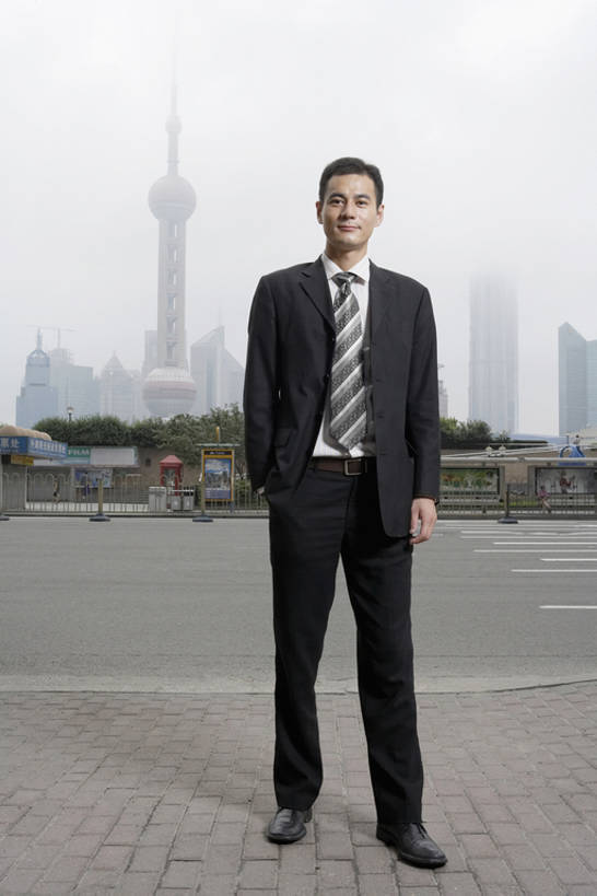 东方人,成年人,中年人,一个人,商务人士,商务男性,银行,停车场,微笑,竖图,室外,白天,留白,正面,衬衫,西装,度假,商务,快乐,满意,幸福,成功,信心,技术,美景,车库,城市风光,城市,街道,上海,中国,亚洲,仅一个男性,仅一个人,仅一个中年男性,套装,正装,标志,景观,人行道,塔,领带,注视,娱乐,现代,外滩,观察,看,站着,职业,享受,休闲,景色,放松,活力,运输,摄影,建造,观看,技巧,希望,污染,察看,享乐,圆顶建筑,都市风光,关注,手艺,商务装,想象,工薪阶层,东亚,一套,技能,技艺,认真,男人,男性,亚洲人,中国人,白领,上班族,两手抄兜,彩图,全身,衬衣,欢乐,泊车场,高层建筑,妙技,东方明珠塔,本领,立体停车库,bj175