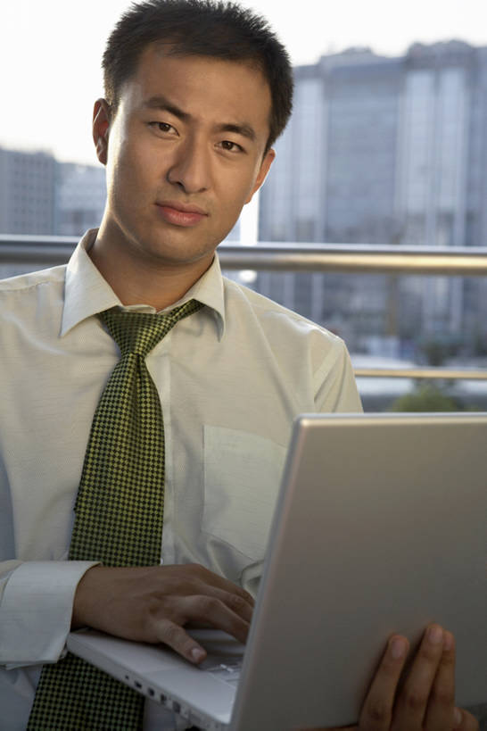 东方人,成年人,中年人,一个人,同事,商务人士,商务男性,竖图,室内,室外,白天,正面,衬衫,购物,商务,通讯,成功,合作,团队,集体,信心,消费,笔记本电脑,互联网,技术,日落,阳台,城市,北京,中国,亚洲,仅一个男性,仅一个人,仅一个中年男性,敲打,握,套装,开会,工作,会议,人行道,领带,联系,注视,干净,输入,现代,队伍,夏天,打字,观察,看,职业,休息,休闲,健康,办公大楼,放松,活力,零售,握着,金融,摄影,建造,生活方式,观看,技巧,希望,出售,保护,点击,敲击,环境,察看,组织,便利,领导,舒适,经理,成就,都市风光,购买,关注,运送,努力,销售,手艺,忙碌,商务装,网上冲浪,合伙,领袖,贩卖,选购,贸易,工薪阶层,东亚,纯净,血拼,无线电技术,技能,技艺,登录,把握,认真,按键,计算机,男人,男性,年轻男性,亚洲人,中国人,年轻人,白领,上班族,售货员,休闲活动,坐着,半身,彩图,衬衣,高层建筑,妙技,办公室职员,本领,商务会议,商业活动,掌控,bj175