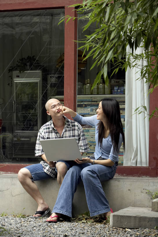 东方人,成年人,两个人,同事,公园,笑,微笑,露齿笑,竖图,室外,白天,正面,爱情,度假,时尚,讨论,快乐,通讯,兴奋,探险,自由,友谊,幸福,成功,合作,团队,集体,信心,笔记本电脑,互联网,技术,窗户,楼梯,书架,竹子,手机,北京,中国,亚洲,拉门,连接,敲打,弯腰,短裤,开会,会议,手表,眼镜,浪漫,联系,音乐,玩,牛仔裤,休闲装,娱乐,输入,队伍,刺激,树叶,剃头,自然,夏天,打字,站着,休闲,健康,温暖,温馨,恩爱,放松,亲密,搭,打闹,约会,恋人,摄影,生活方式,点击,敲击,和睦,便利,领导,酷,享乐,成就,搭着,清新,家猫,打斗,爱好,网上冲浪,合伙,领袖,东亚,陪同,无线电技术,陪伴,无忧无虑,按键,计算机,男人,男性,年轻男性,年轻女性,女人,女性,亚洲人,中国人,年轻人,情侣,休闲活动,说话,拥抱,坐着,彩图,全身,爱,欢乐,深情,伴侣,融洽,商务会议,好奇心,伴随,一见钟情,bj175