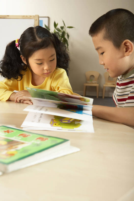 东方人,婴儿,儿童,两个人,兄弟,姐妹,学生,学校,站,微笑,竖图,室内,白天,侧面,讨论,快乐,通讯,友谊,幸福,纯洁,分享,窗户,书架,桌子,北京,中国,亚洲,教育,玩,T恤,图像,书桌,小孩,手势,站着,教室,概念,辫子,可爱,童年,童趣,无辜,读,幼儿园,摄影,活泼,生长,生活方式,专心,指着,知识,享乐,愉悦,关爱,运送,宝宝,爱好,童真,东亚,纯真,烂漫,无邪,发展,早教,技能,无忧无虑,能力,伶俐,天真,男孩,男人,男性,女孩,亚洲人,中国人,孩子,书,说话,站立,坐着,半身,彩图,焦距,男生,打手势,摆拍,好奇心,bj175