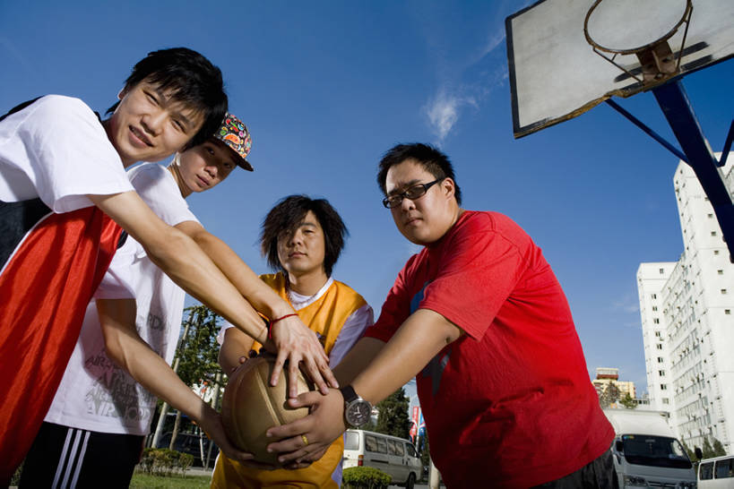 东方人,少年,成年人,一个人,四个人,学生,运动员,学校,操场,微笑,横图,室外,白天,正面,度假,游戏,满意,友谊,骄傲,成功,运动,合作,团队,信心,竞争,美景,城市风光,城市,街道,北京,日光,中国,亚洲,仅一个男性,仅一个人,握,篮球框,手表,景观,训练,玩,篮球运动员,T恤,注视,休闲装,娱乐,球,仅一个年轻男性,蓝色,天空,春天,夏天,观察,看,站着,享受,休闲,健康,鸭舌帽,景色,放松,活力,季节,握着,摄影,汗水,观看,察看,酷,嘻哈,享乐,关注,运送,决心,播放,出示,街头篮球,田径运动员,挑战,篮球运动,东亚,陪同,敌对,技能,陪伴,无忧无虑,能力,团结,男人,男性,年轻男性,亚洲人,中国人,年轻人,休闲活动,体育运动员,运动选手,半身,彩图,欢乐,精力,摆拍,伴随,bj175