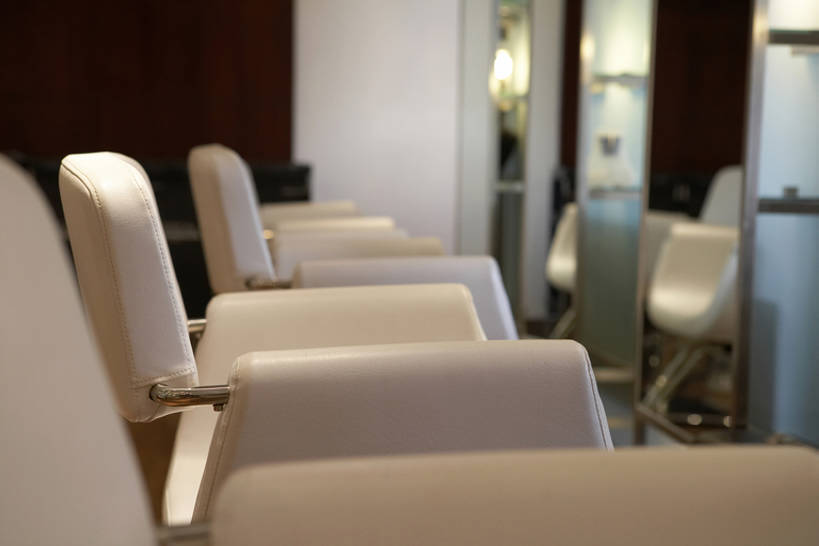 无人,美容院,横图,室内,白天,侧面,美容,时尚,镜子,沙发,椅子,北京,中国,亚洲,一排,整齐,墙,光,现代,排列,摄影,理发店,队列,东亚,美发用品,美发师,彩图,高角度拍摄,bj175