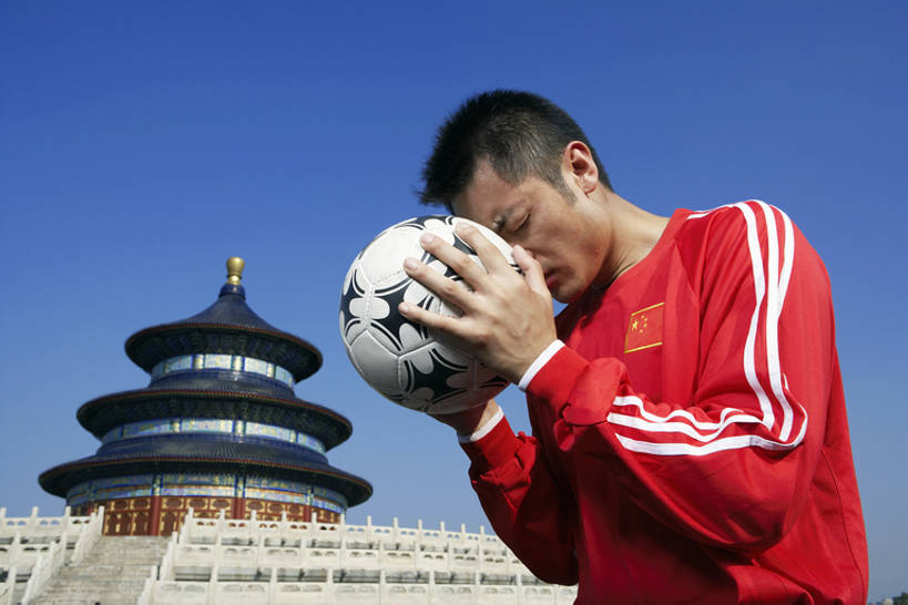 东方人,成年人,头发,一个人,运动员,天坛,横图,室外,白天,留白,侧面,运动服,锻炼,旅游,度假,游戏,快乐,兴奋,热情,比赛,运动,竞争,技术,橄榄球,足球,名胜古迹,太阳,建筑,北京,日光,中国,亚洲,握,准备,文化遗产,首都,训练,足球运动员,历史,娱乐,传统,刺激,球,蓝色,黑色,蓝天,夏天,低头,祈祷,站着,享受,休闲,健康,旅游胜地,奥运,放松,力量,想,握着,摄影,技巧,希望,专心,体育运动,旧的,中国文化,手艺,田径运动,挑战,东亚,远古,爱国主义,勇气,垂头,古代文明,贡献,技能,技艺,体育,足球运动,男人,男性,年轻男性,亚洲人,中国人,年轻人,体育运动员,运动选手,半身,彩图,健身,妙技,传统文化,本领,精力,bj175