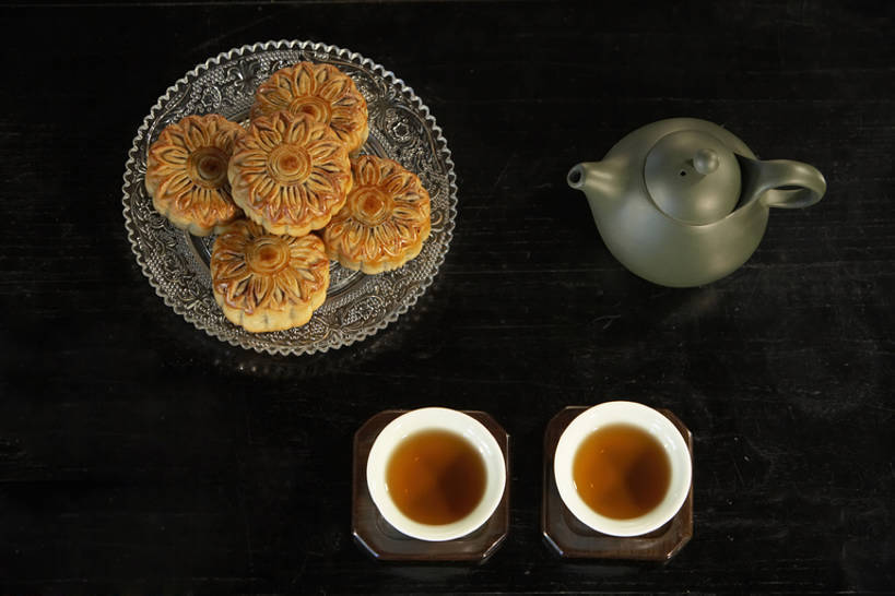 点心,月饼,无人,家庭,横图,俯视,室内,沙漠,茶,桌子,静物,北京,中国,中秋节,亚洲,风俗,节日,反射,房屋,公寓,茶道,食品,传统,饮食,饮料,盘子,茶壶,茶馆,中国菜,饼干,甜食,温暖,温馨,一家人,精神,摄影,和睦,高雅,仪式,中国文化,典礼,东亚,热饮,东亚文化,制度,全家福,茶杯,彩图,高角度拍摄,融洽,蛋糕,传统文化,传统节日,bj175