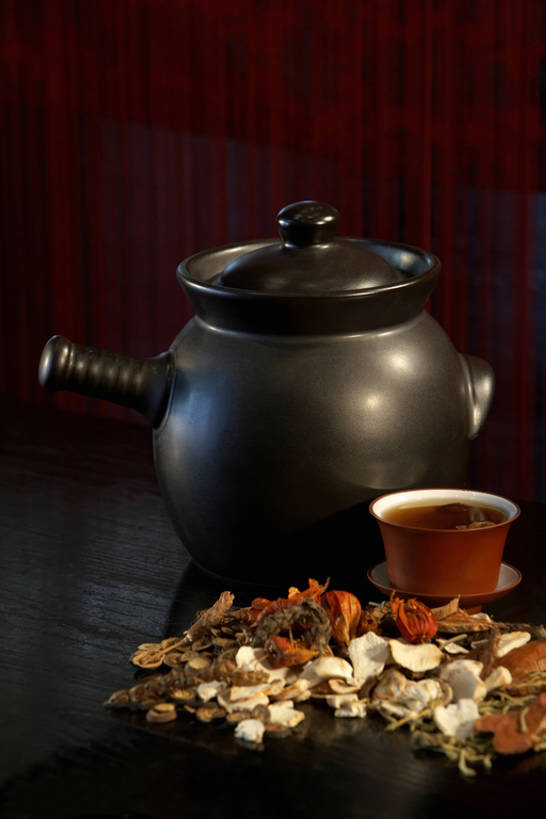 无人,竖图,室内,植物,茶,桌子,静物,北京,中国,亚洲,药,堆叠,风俗,包装,砂锅,茶道,草药,药草,传统,汤碗,饮食,中药,树叶,饮料,自然,茶壶,医疗用品,茶馆,健康,精神,摄影,医疗,仪式,旧的,中国文化,药材,中草药,典礼,东亚,热饮,广口瓶,东亚文化,中药材,本草,制度,茶杯,彩图,传统文化,物理疗法,bj175