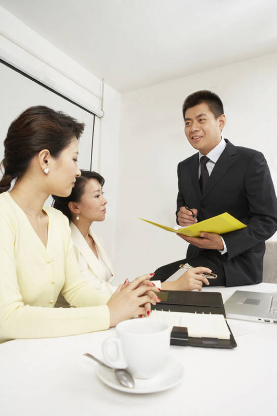 咖啡,东方人,成年人,三个人,同事,商务人士,商务男性,商务女性,办公室,会议室,笑,微笑,露齿笑,竖图,室内,侧面,衬衫,商务,讨论,快乐,通讯,友谊,幸福,成功,合作,团队,集体,信心,计划,笔记本电脑,互联网,技术,桌子,城市,北京,中国,亚洲,握,套装,服装,正装,工作,会议,文件,会议桌,墙,食品,咖啡杯,领带,文件夹,饮品,联系,现代,队伍,饮食,食物,饮料,衣服,茶碟,汤匙,站着,职业,休闲,健康,放松,规划,握着,摄影,服饰,技巧,马尾辫,便利,领导,享乐,衣着,成就,穿着,可口,手艺,商务装,合伙,领袖,工薪阶层,东亚,热饮,黑咖啡,策略,衣饰,无线电技术,技能,技艺,适口,认真,计算机,男人,男性,年轻男性,年轻女性,女人,女性,亚洲人,中国人,年轻人,白领,上班族,茶杯,休闲活动,说话,坐着,半身,彩图,衬衣,欢乐,妙技,办公室职员,本领,bj175