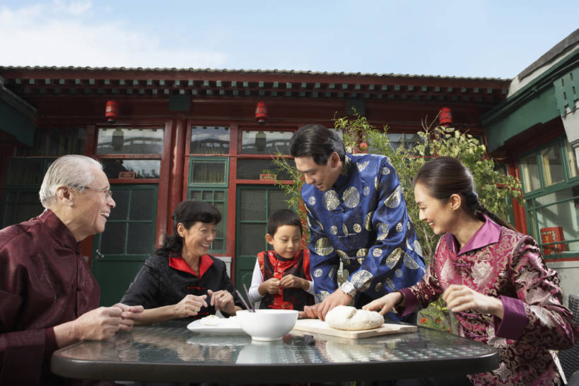 东方人,婴儿,儿童,成年人,中年人,老年人,家庭,母亲,父亲,女儿,儿子,祖母,祖父,微笑,横图,室外,正面,侧面,快乐,幸福,纯洁,窗户,门,桌子,椅子,北京,中国,春节,亚洲,五个人,连接,握,准备,节日,丝绸,眼镜,房屋,墙,庭院,冬天,院子,面粉,美味,食品,饺子,玩,传统,饮食,小孩,盘子,碗,中国菜,看,站着,休闲,舒服,温暖,温馨,一家人,放松,可爱,童年,童趣,握着,摄影,活泼,生长,协助,和睦,关爱,中国文化,亲情,宝宝,后院,童真,东亚,汤圆,纯真,烂漫,无邪,陪同,心房,陪伴,伶俐,天真,老年男性,老年女性,男孩,男人,男性,女人,女性,中年男性,中年女性,亚洲人,中国人,孩子,全家福,孙子,休闲活动,烹调,说话,坐着,半身,彩图,传统服装,爱,欢乐,锦缎,融洽,传统文化,传统节日,伴随,bj175