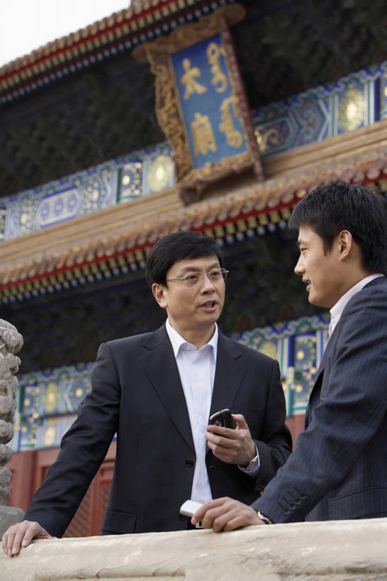 东方人,成年人,中年人,两个人,同事,商务人士,商务男性,微笑,竖图,室外,白天,侧面,仰视,衬衫,西装,旅游,度假,商务,奢侈,讨论,友谊,成功,合作,团队,集体,信心,技术,名胜古迹,标志建筑,地标,建筑,手机,北京,中国,亚洲,握,套装,正装,开会,遗迹,装饰,会议,眼镜,首都,豪华,联系,古迹,历史,文物,娱乐,建设,传统,队伍,古建筑,太庙,紫禁城,站着,职业,享受,休闲,旅游胜地,放松,握着,摄影,新闻,华丽,领导,成就,旧的,中国文化,商务装,合伙,领袖,工薪阶层,智能手机,古文明,东亚,远古,陪同,一套,富丽,无线电技术,华美,古代文明,陪伴,男人,男性,年轻男性,中年男性,亚洲人,中国人,年轻人,白领,上班族,电话机,说话,半身,彩图,低角度拍摄,衬衣,旅行,办公室职员,传统文化,华侈,奢华,商务会议,伴随,bj175