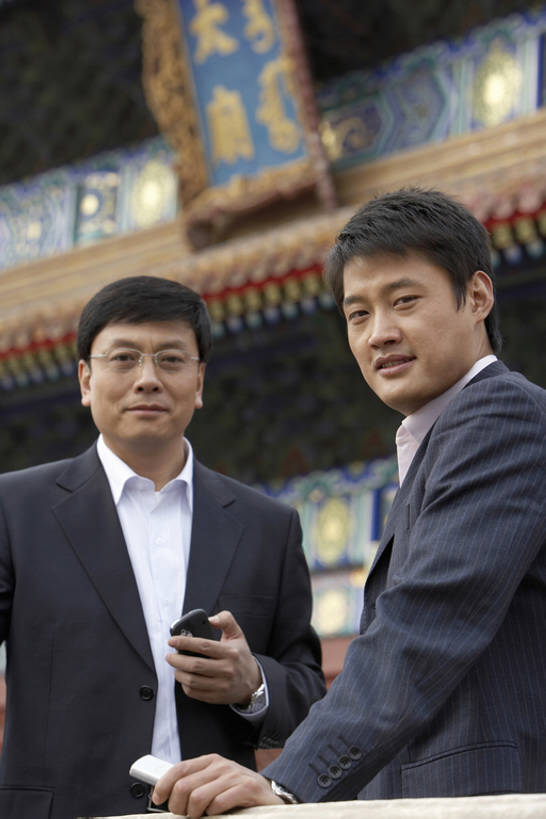 东方人,成年人,中年人,两个人,同事,商务人士,商务男性,微笑,竖图,室外,白天,正面,侧面,仰视,衬衫,西装,旅游,度假,商务,奢侈,讨论,友谊,成功,合作,团队,集体,信心,技术,名胜古迹,标志建筑,地标,建筑,手机,北京,中国,亚洲,握,套装,正装,开会,遗迹,装饰,会议,眼镜,首都,豪华,联系,注视,古迹,历史,文物,娱乐,建设,传统,队伍,古建筑,太庙,紫禁城,观察,看,站着,职业,享受,休闲,旅游胜地,放松,握着,摄影,观看,新闻,华丽,察看,领导,成就,关注,旧的,中国文化,商务装,合伙,领袖,工薪阶层,智能手机,古文明,东亚,远古,陪同,一套,富丽,无线电技术,华美,古代文明,陪伴,男人,男性,年轻男性,中年男性,亚洲人,中国人,年轻人,白领,上班族,电话机,说话,半身,彩图,低角度拍摄,衬衣,旅行,办公室职员,传统文化,华侈,奢华,商务会议,伴随,bj175