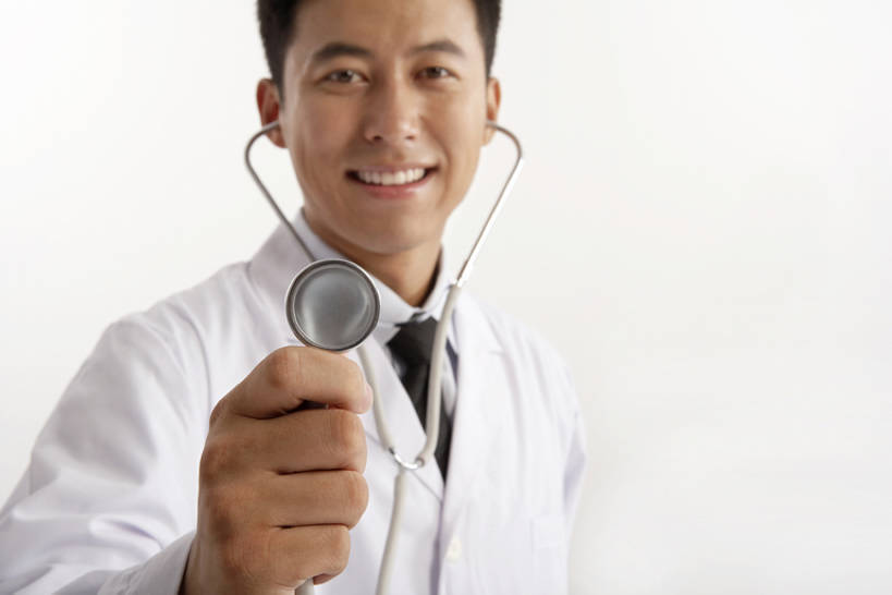 东方人,成年人,脸,头,脸颊,一个人,医生,笑,微笑,露齿笑,横图,留白,白色背景,正面,快乐,技术,仅一个男性,仅一个人,握,检查,注视,肩膀,仅一个年轻男性,听诊器,观察,看,站着,医护人员,医疗人员,职业,握着,摄影,观看,技巧,权威,体检,察看,医疗,关注,手艺,实验服,技能,技艺,男人,男性,年轻男性,亚洲人,中国人,年轻人,头部,脸部,脸蛋,面部,彩图,影棚拍摄,妙技,本领,体格检查,bj175