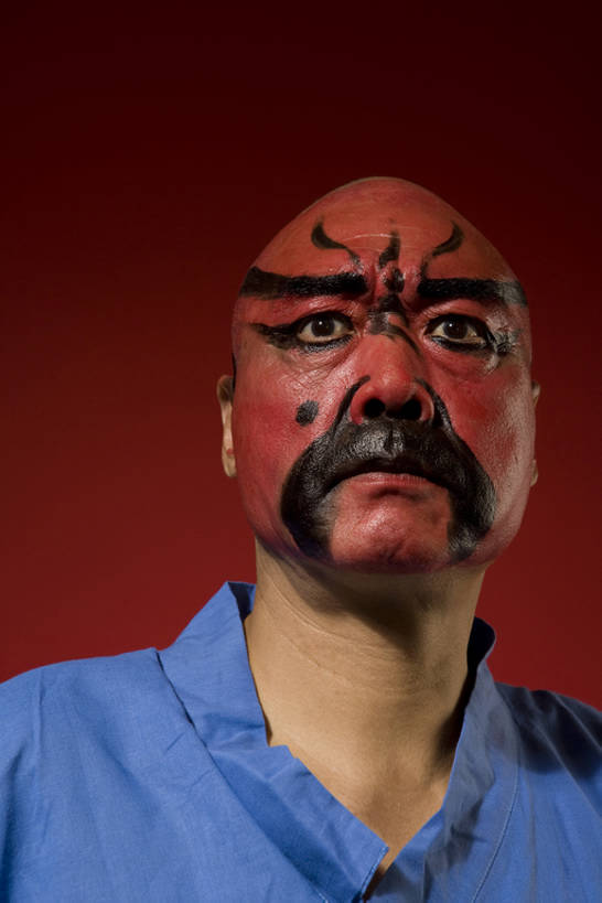 东方人,成年人,老年人,脸,头,脸颊,一个人,演员,舞台,竖图,正面,快乐,幸福,北京,中国,亚洲,仅一个男性,仅一个人,仅一个中年男性,表演,红色背景,黄色背景,艺术,注视,休闲装,表演者,传统,肩膀,扮演,剃头,红色,化妆品,观察,看,摄影,观看,察看,演出,武士,关注,中国文化,播放,京剧,东亚,远古,认真,老年男性,男人,男性,中年男性,亚洲人,中国人,头部,脸部,脸蛋,面部,彩图,影棚拍摄,传统服装,装扮,欢乐,中国戏曲,传统文化,bj175